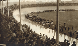 99608 Afbeelding van het defilé van de deelnermers aan de sportdemonstraties, bij de opening van het Stadion ...